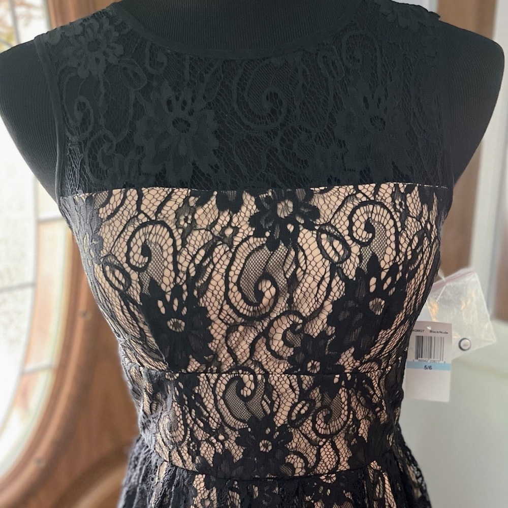 Beautiful dress with lace detailing nwt size 5/6